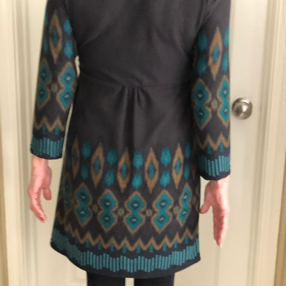 Flattering V-neck, knee length and classic! - Picture 2 of 5